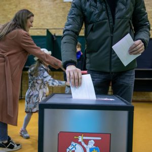 Lietuva renka prezidentą ir sprendžia dėl dvigubos pilietybės