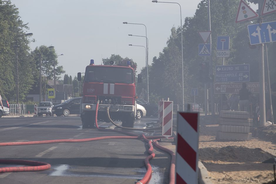 Ugniagesiai lėkė į Garliavą ir Aleksotą: namas degė atvira liepsna (vaizdo įrašai)