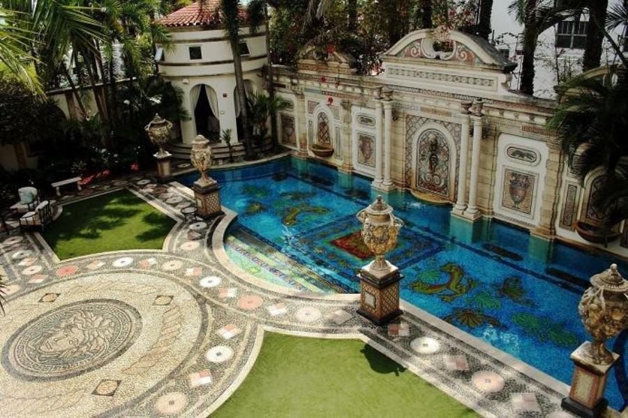 Vila, kurioje nušautas dizaineris G. Versace, bus parduodama aukcione