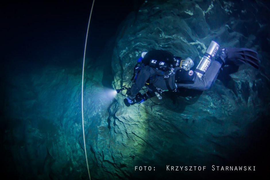 Lenkų tyrinėtojas tikina atradęs giliausią vandeniu užlietą urvą