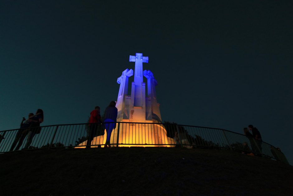 Trys Kryžiai ir Rotušė nušvito Ukrainos vėliavos spalvomis