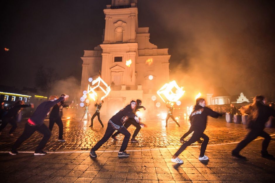 Rotušės aikštėje – liepsnojanti Kalėdų dovana