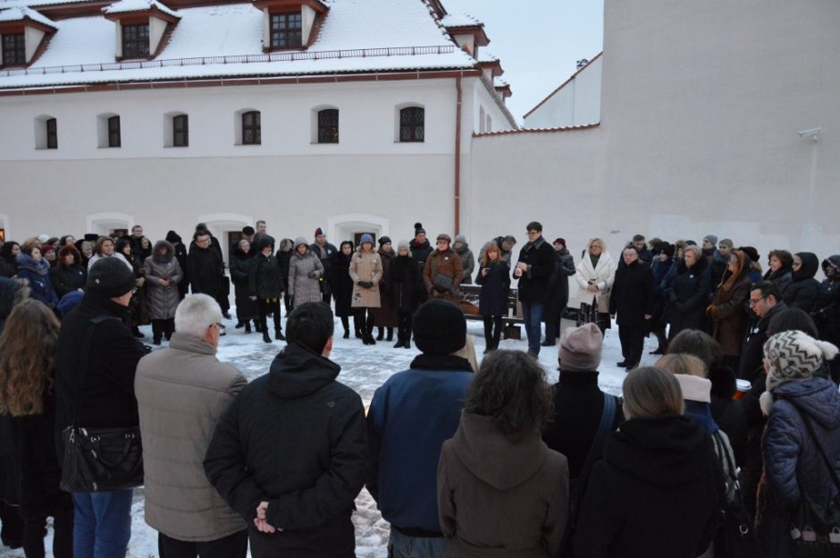 Šalia ministerijos nušvito Gediminaičių stulpai iš žvakių