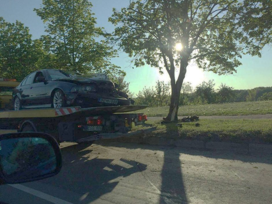 Jonavos gatvėje BMW rėžėsi į medį, vairuotojas išvežtas į ligoninę