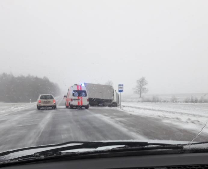 Dėl sniego ir ledo nuo kelių lakstė dešimtys automobilių