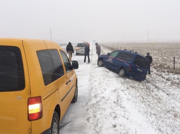 Dėl sniego ir ledo nuo kelių lakstė dešimtys automobilių