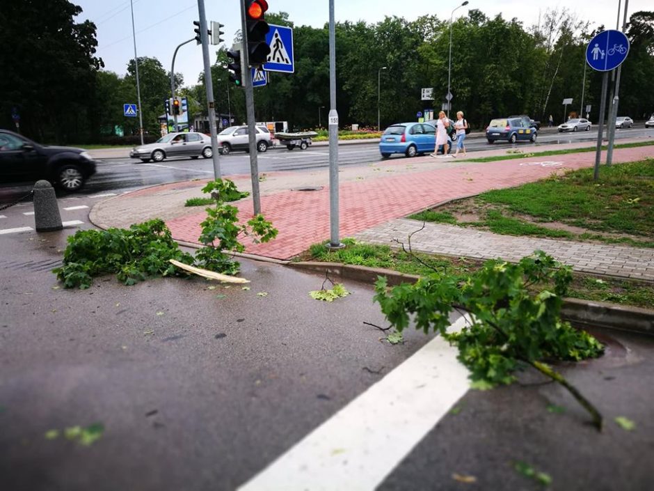 Klaipėdoje praūžė audra, patvino gatvės