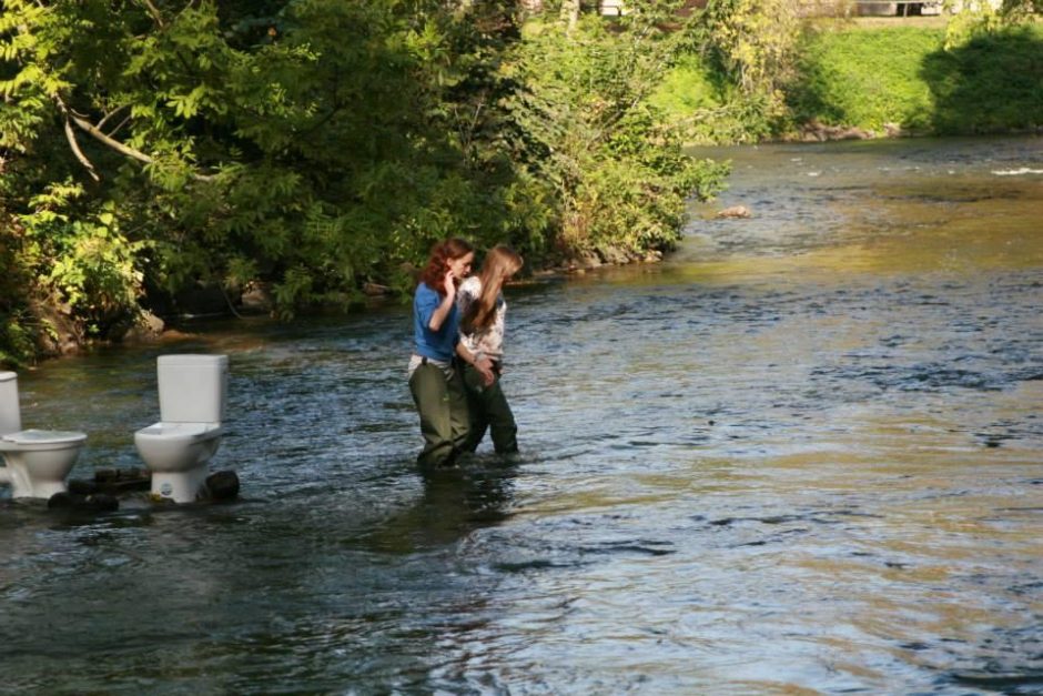 Šmaikšti instaliacija Vilnelėje – pamąstymams apie aplinkosaugą