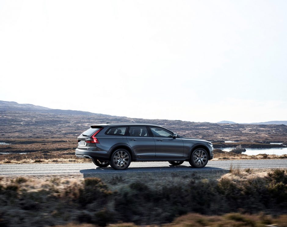 „Volvo Cars“ pristatė nuotykiams pasiruošusį „V90 Cross Country“