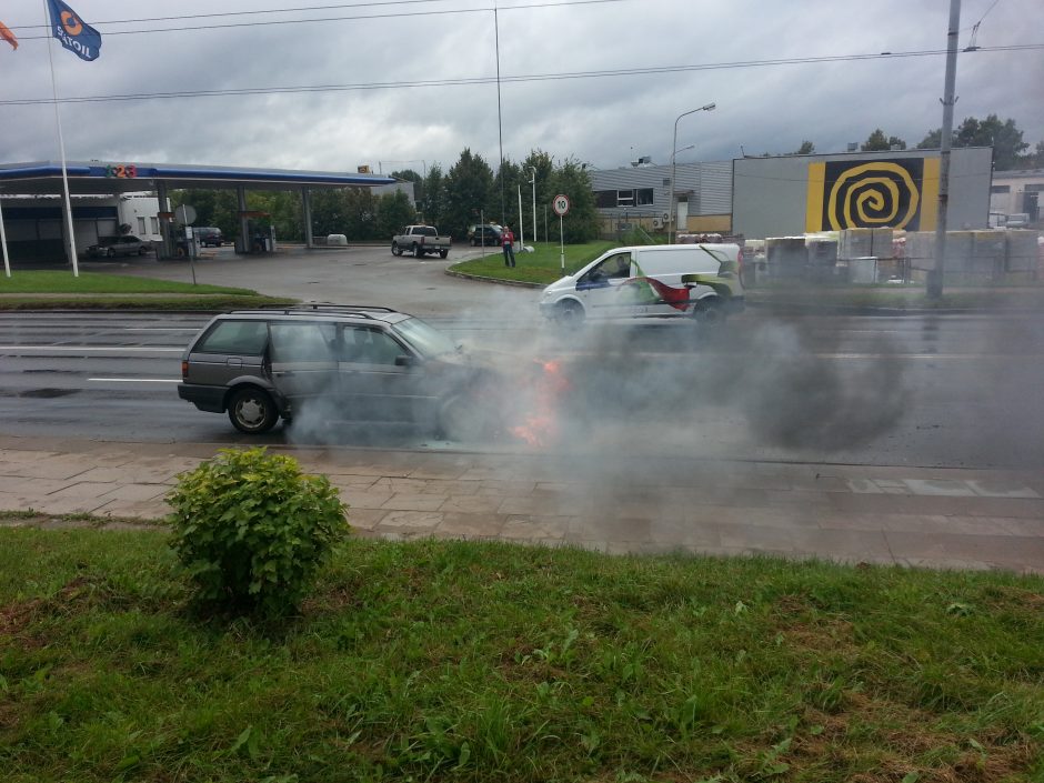 Degantis automobilis Vilniuje sukėlė spūstis