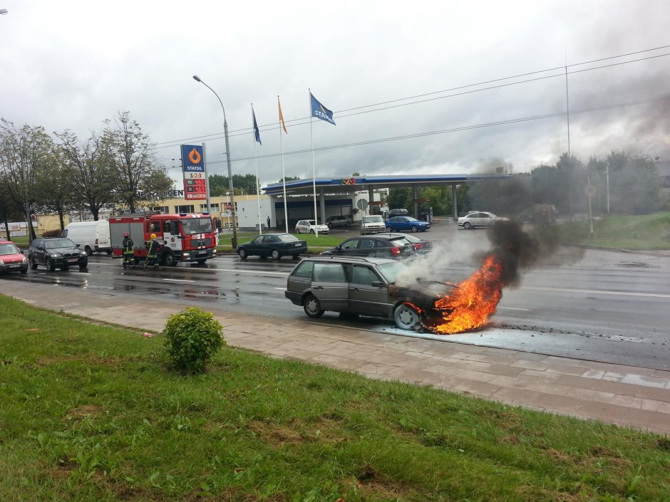 Degantis automobilis Vilniuje sukėlė spūstis