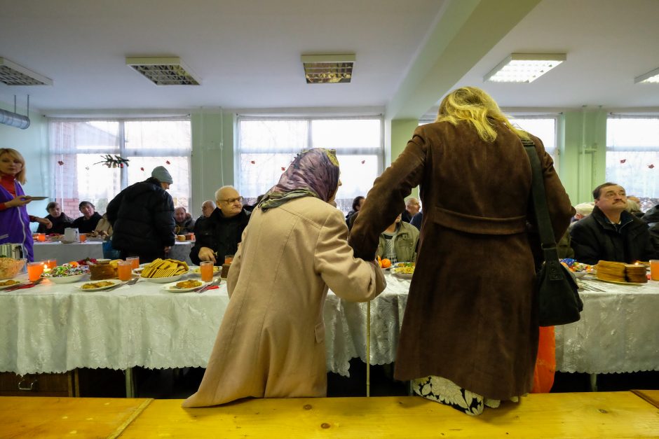 Prie vieno stalo sėdo vyskupai, politikai ir varguoliai