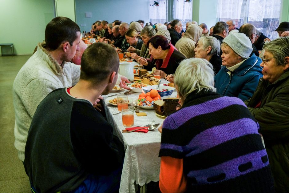 Prie vieno stalo sėdo vyskupai, politikai ir varguoliai