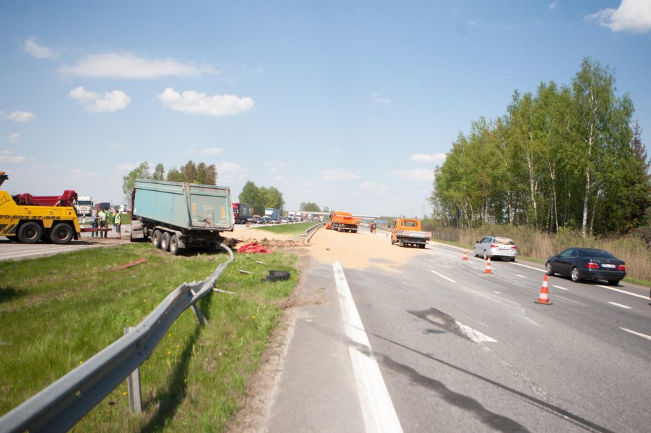 Šalia Kauno apvirtęs vilkikas išbarstė grūdus