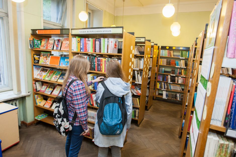 Kauno vaikai knygas skaito apleistoje bibliotekoje