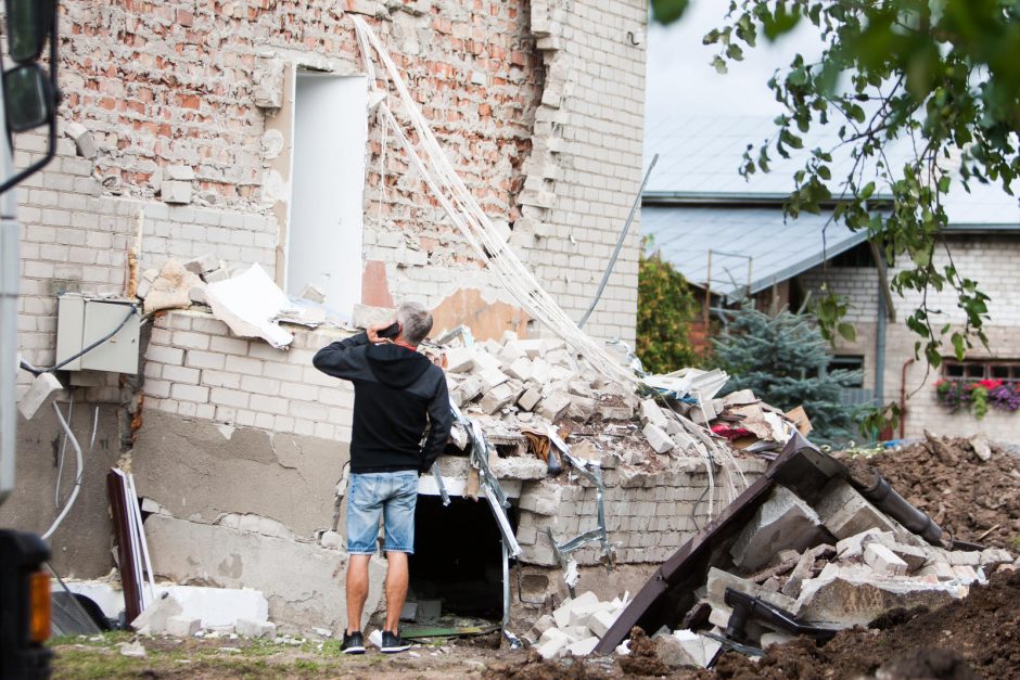 Košmaras Garliavoje: žmones pažadino griūvantis namas