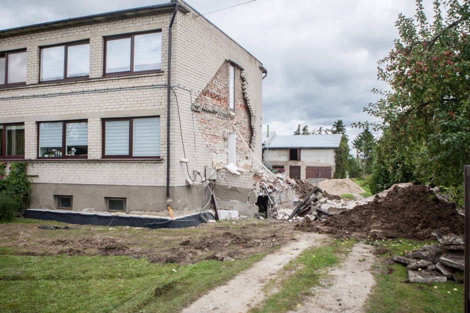 Košmaras Garliavoje: žmones pažadino griūvantis namas