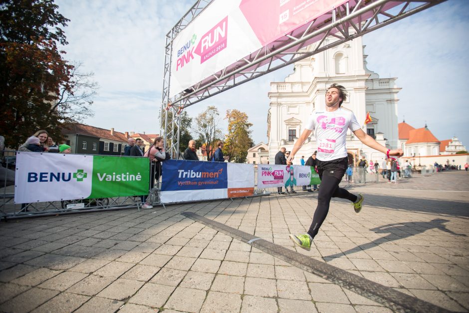 Kauno senamiestis nusidažė rožine spalva