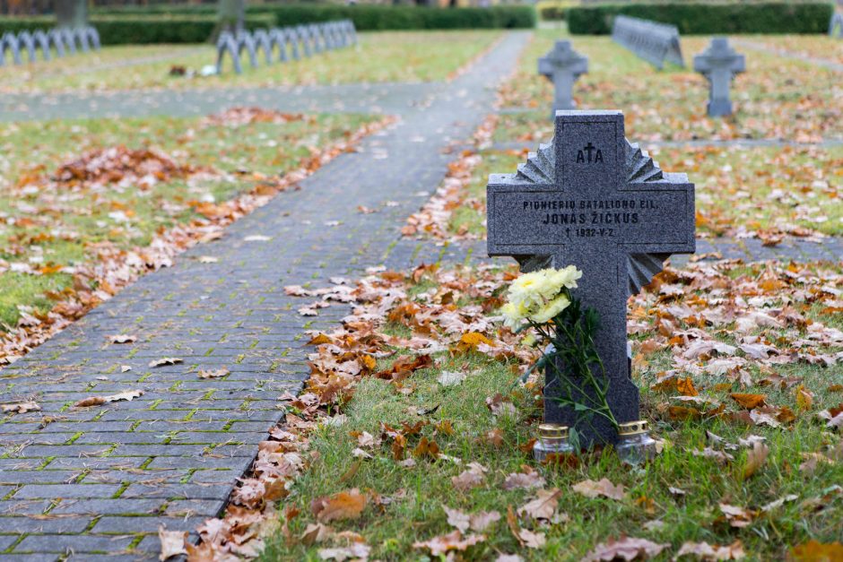 Karių kapinėse – ramybė ir vos vienas kitas lankytojas
