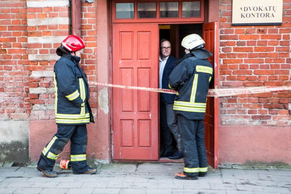 Sudaužytas termometras atkirto advokatą nuo klientų