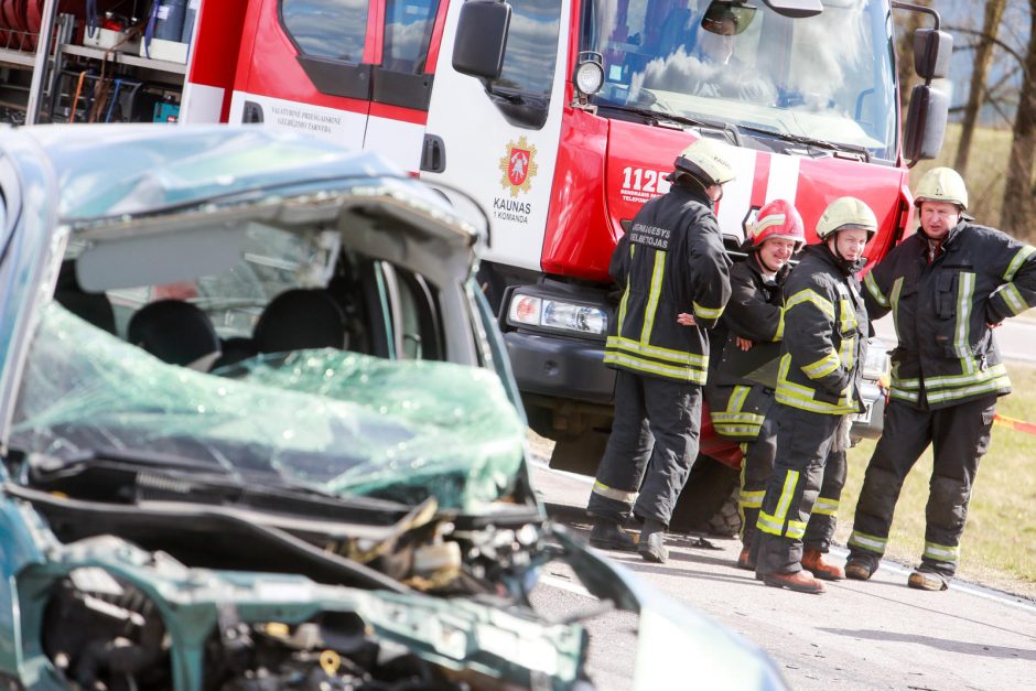 Tragiška avarija Kaune: susidūrus sunkvežimiui ir automobiliui žuvo vairuotojas