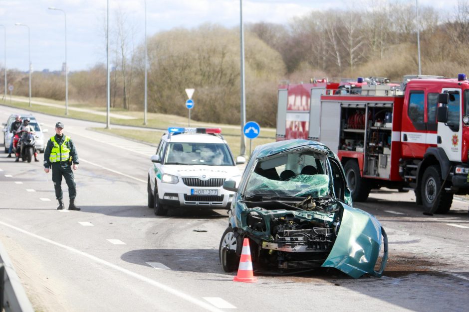 Tragiška avarija Kaune: susidūrus sunkvežimiui ir automobiliui žuvo vairuotojas