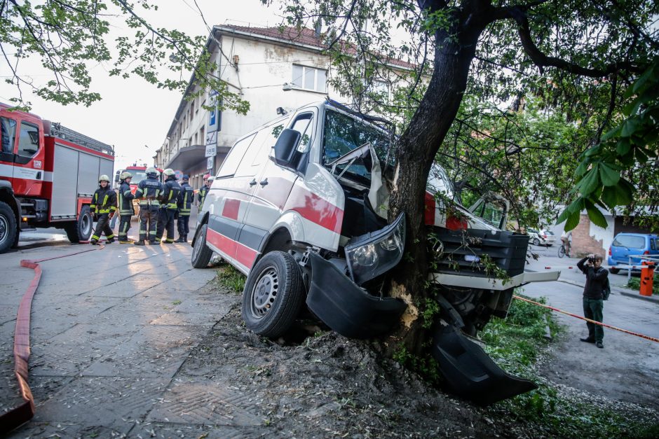 Kraupi avarija Kaune: greitosios pagalbos automobilis rėžėsi į medį