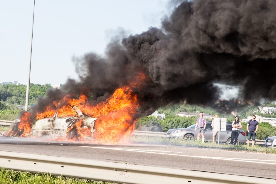 Netoli autostrados „Via Baltica“ liepsnojo mersedesas