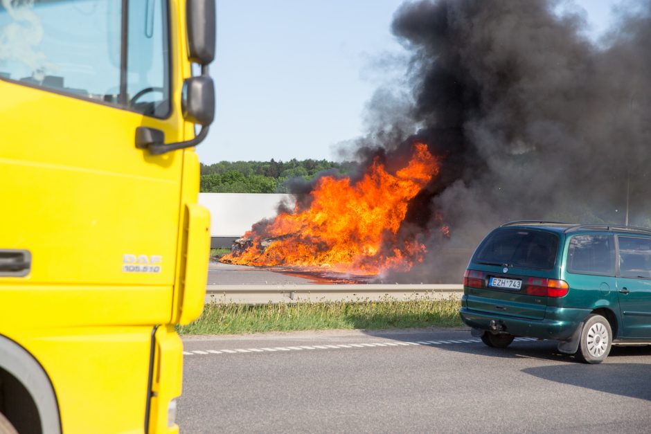 Netoli autostrados „Via Baltica“ liepsnojo mersedesas