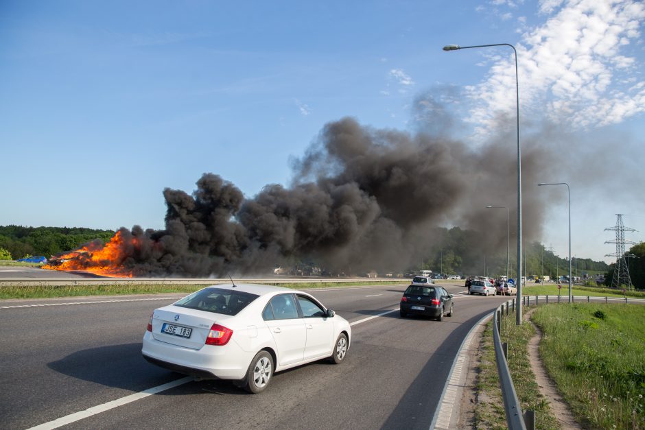 Netoli autostrados „Via Baltica“ liepsnojo mersedesas