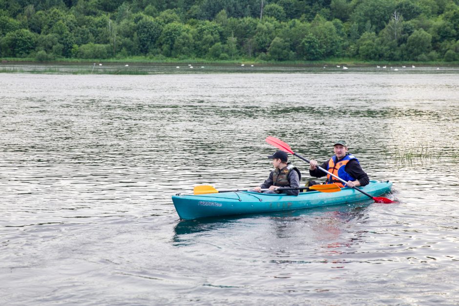 Nemuną skrodė baidarių žygis per vakarėjantį Kauną