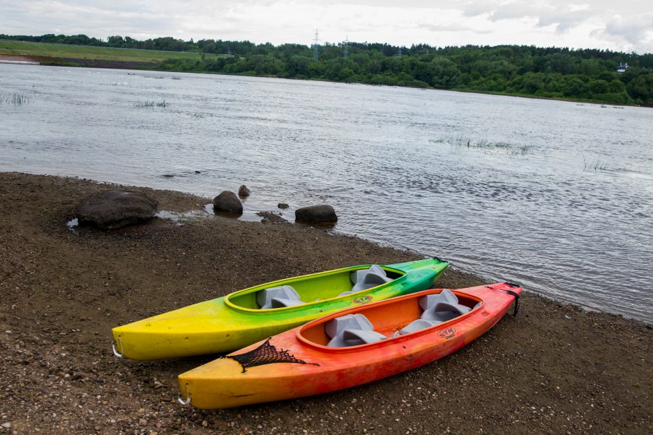 Nemuną skrodė baidarių žygis per vakarėjantį Kauną