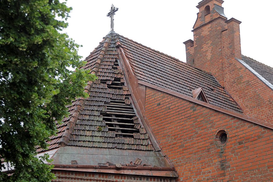 Vėtra nudraskė Vytauto bažnyčios stogą