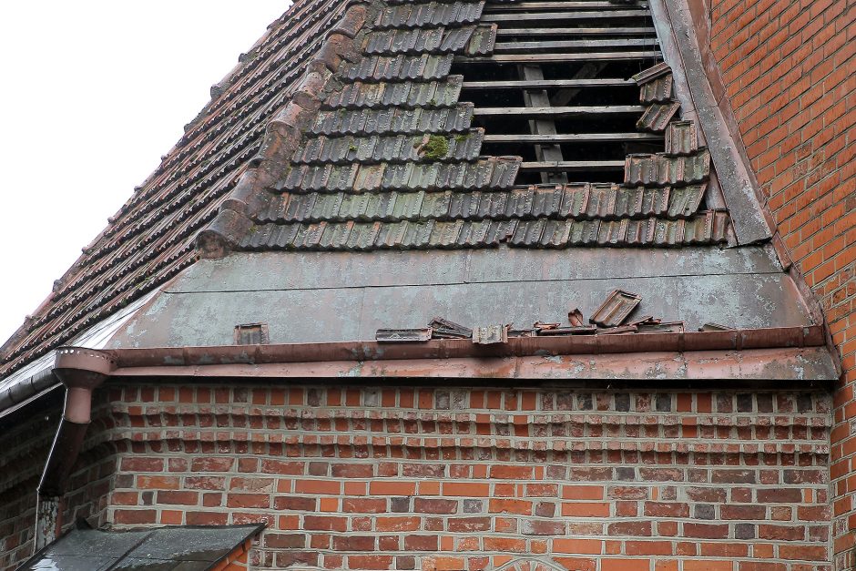 Vėtra nudraskė Vytauto bažnyčios stogą