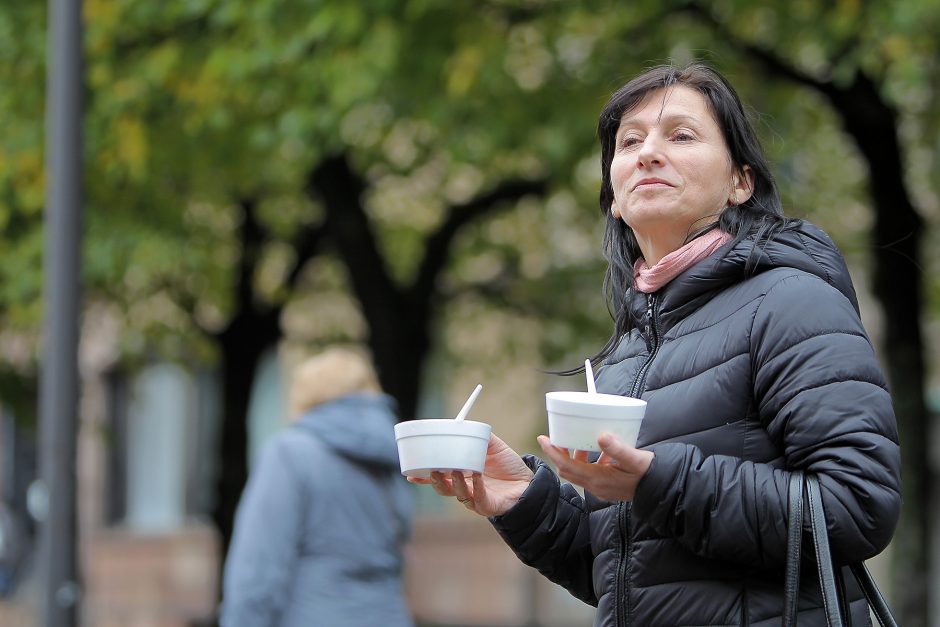 Studentai miestiečiams dalijo šimtmečio moliūgienę