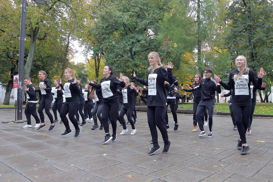 Studentai miestiečiams dalijo šimtmečio moliūgienę