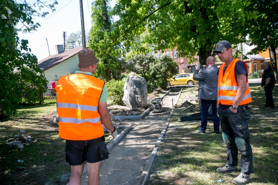 Atnaujintas R. Kalantos paminklinis akmuo