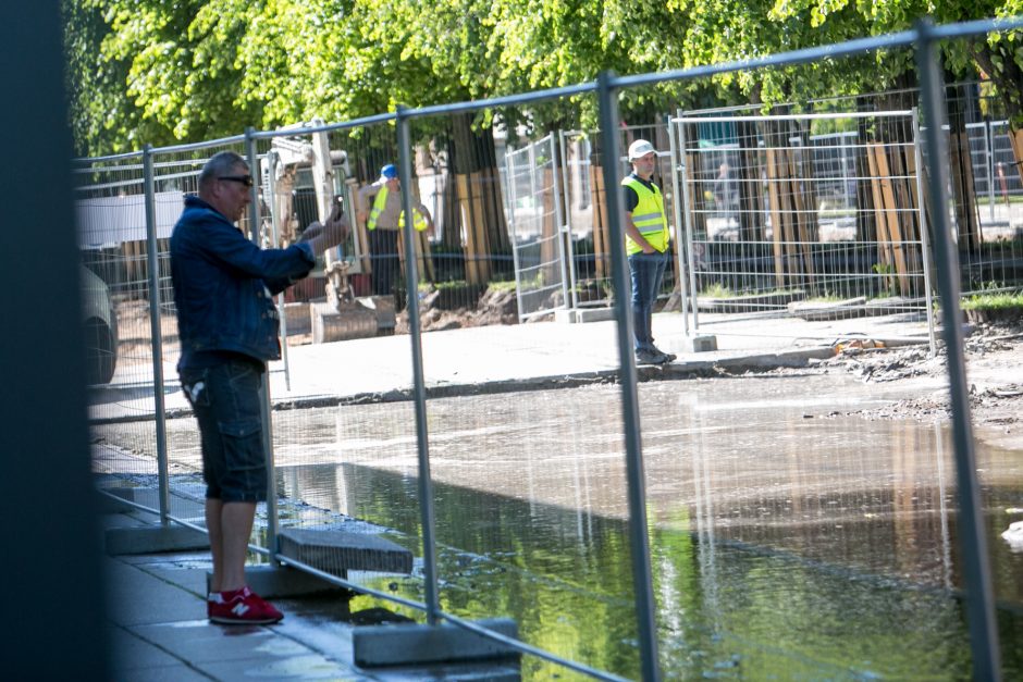 Fontanas Laisvės alėjoje: darbininkai prakirto vamzdį