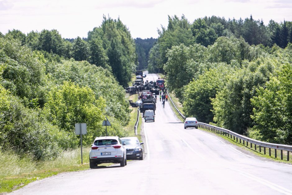 Prienų rajone – masinė šarvuočių avarija, sužaloti kariai 