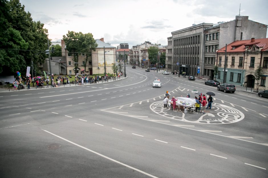 Parodos kalno šturmas: žmonės kopė kirpdamiesi, su vaišių stalais, šunys – neštuvuose