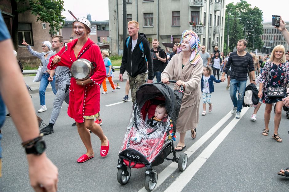 Parodos kalno šturmas: žmonės kopė kirpdamiesi, su vaišių stalais, šunys – neštuvuose