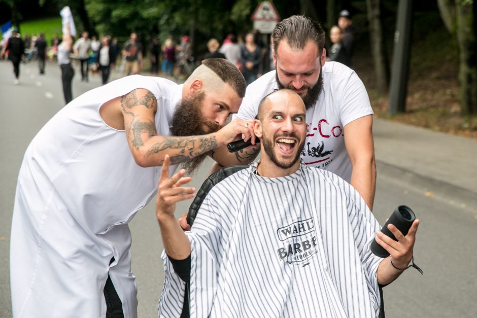 Parodos kalno šturmas: žmonės kopė kirpdamiesi, su vaišių stalais, šunys – neštuvuose