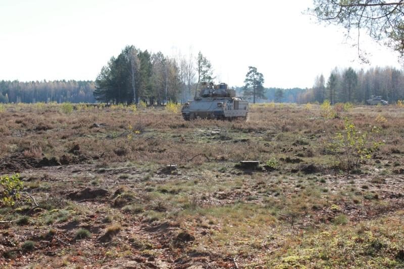 Rukloje Lietuvos ir JAV kariai treniruojasi su sunkiąja karine technika