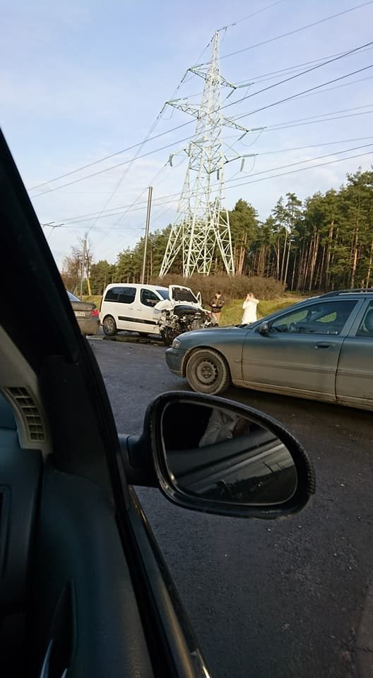 Avarija Petrašiūnuose: BMW rėžėsi į stulpą, nukentėjo nėščia moteris