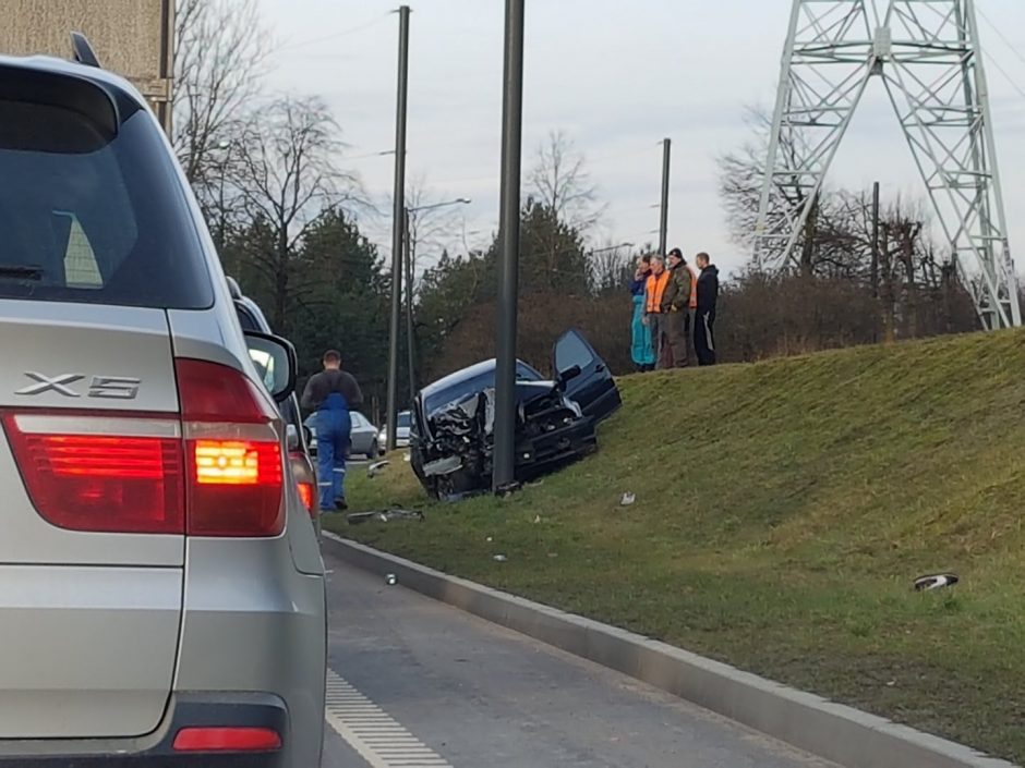 Avarija Petrašiūnuose: BMW rėžėsi į stulpą, nukentėjo nėščia moteris