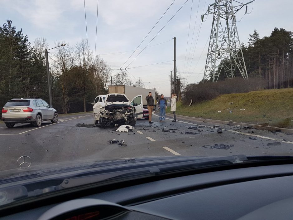 Avarija Petrašiūnuose: BMW rėžėsi į stulpą, nukentėjo nėščia moteris