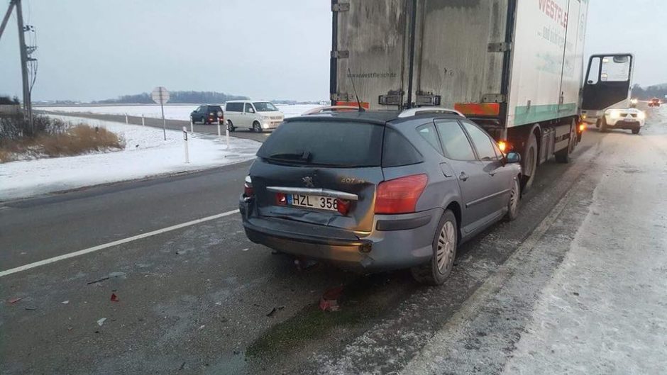 Avarija Kretingos rajone: nuo smūgio „Peugeot” atsidūrė po sunkvežimiu