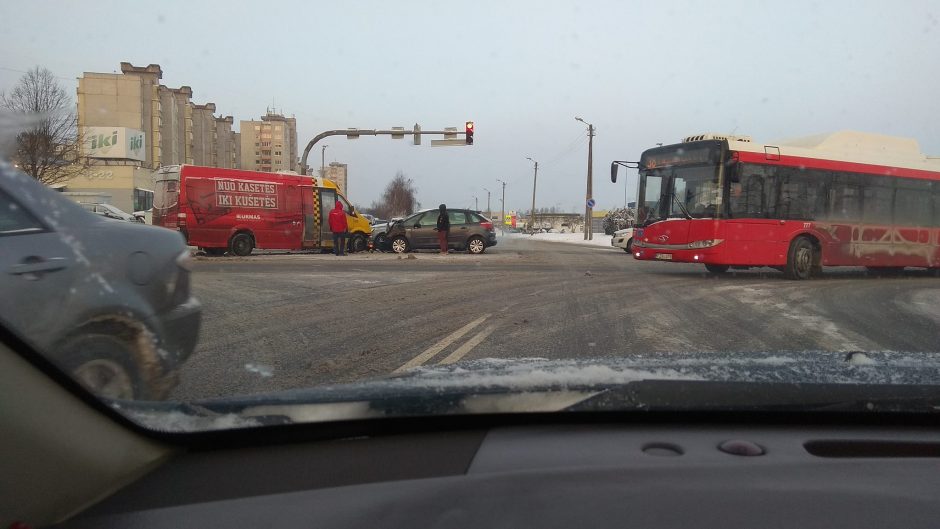 Šilainiuose – mikroautobuso ir lengvojo automobilio avarija, sužalota moteris