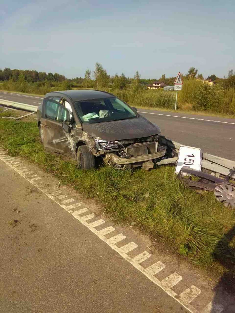 Kelyje sprogus padangai – suknežinti automobiliai