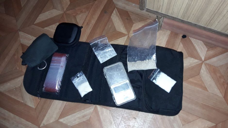 Trys vyrai galimai platinę narkotines medžiagas Kaune – sulaikyti
